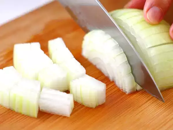 You’ve probably cut onions wrong your whole life: here’s the simple fix chefs swear by