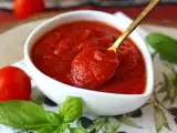 Recipe A full-flavoured raw tomato sauce, ideal as a topping for pizza or pinsa.