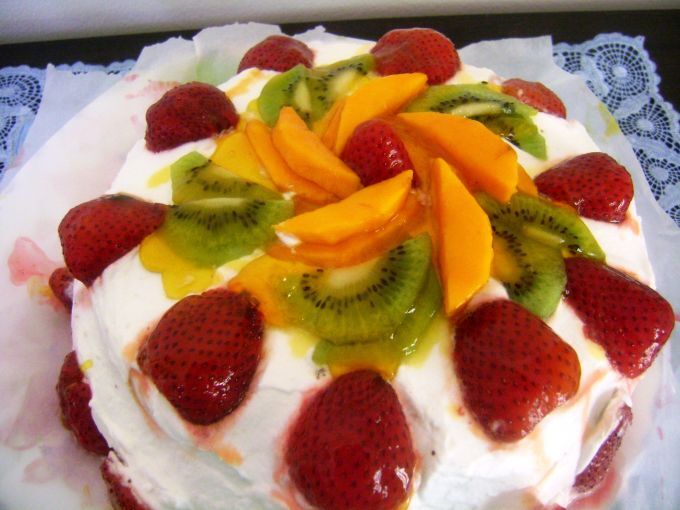 Vanilla cake with whipped cream and fresh fruit frosting, Recipe Petitchef