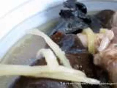 Chicken And Wood Ear Fungus Wine Soup