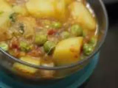 Punjabi Aloo Mutter (Peas and Potato Gravy)