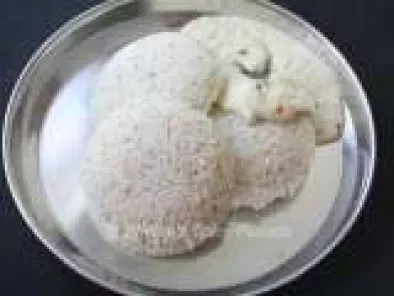 Super Soft Idlis with Flax Seeds / Steamed Rice cakes with Flax seeds