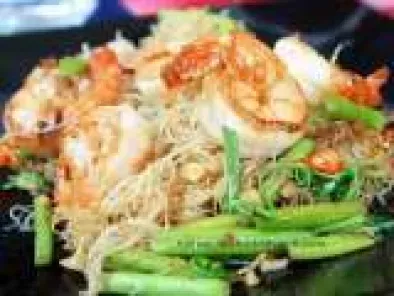 Stir-Fried Thin rice noodles with shrimp and Water mimosa (Sen Mee Pad Koong kap Pak Ka-Chad)
