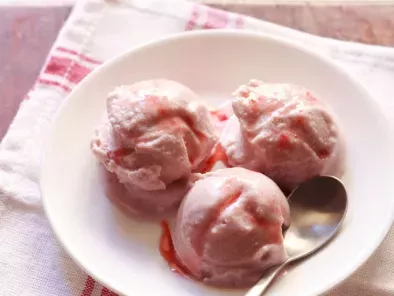 Strawberry ice cream recipe, how to make eggless strawberry ice cream