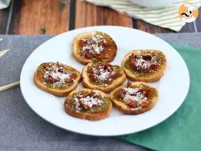 Recipe Toasts with pesto, parmesan and sun-dried tomatoes