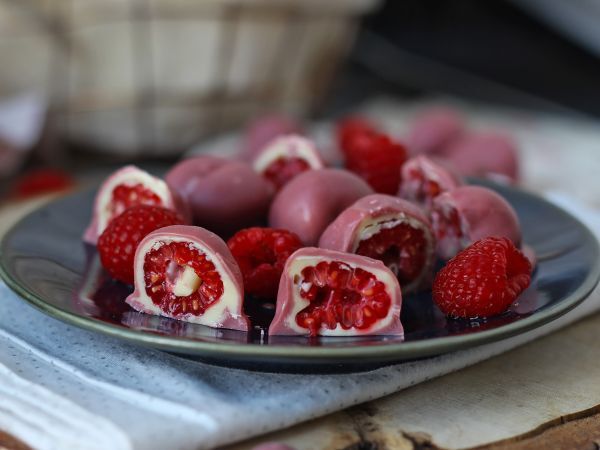Recipe Franui-style raspberry, white chocolate and ruby chocolate bites