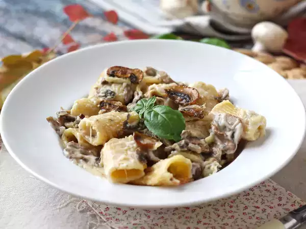 Recipe Creamy pasta with mushrooms and cream: a simple first course with authentic flavor