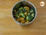 One pot pasta with salmon and broccoli - Preparation step 1
