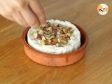Baked camembert with honey and nuts - Preparation step 2