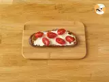 Cream cheese, pesto and cherry tomato toast - Preparation step 2