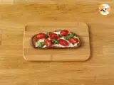 Cream cheese, pesto and cherry tomato toast - Preparation step 3