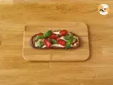 Cream cheese, pesto and cherry tomato toast - Preparation step 4
