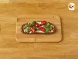 Cream cheese, pesto and cherry tomato toast - Preparation step 5