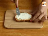 Cream cheese, cucumber and radish toasts - Preparation step 1