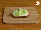 Cream cheese, cucumber and radish toasts - Preparation step 2