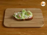Cream cheese, cucumber and radish toasts - Preparation step 4