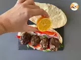 Turkish Köfte meatball sandwiches in kebab bread - Preparation step 3
