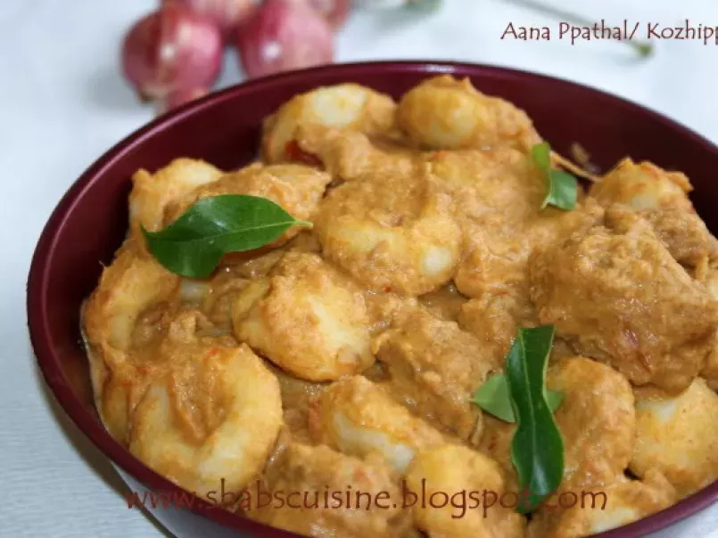 Aana pathal/ Kozhi Pidi (Steamed Rice Dumplings in Rich Coconut and Beef Gravy)