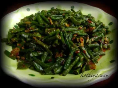 Achinga Payar (Pacha Payar) Mezhukkupuratti / Long Beans Stir Fry
