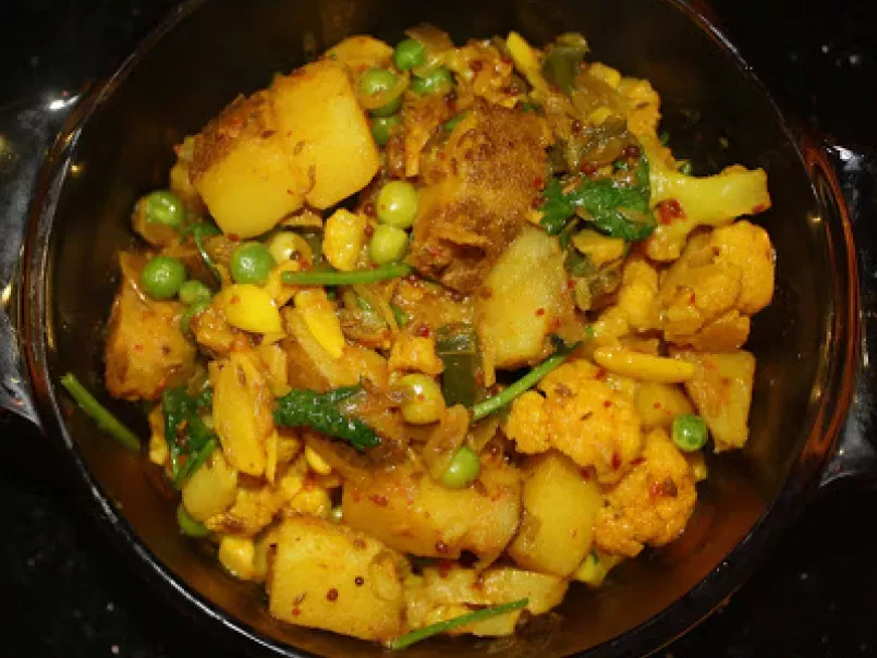 Aloo Gobi (Potatoes, Cauliflower & Green Peas Veges)