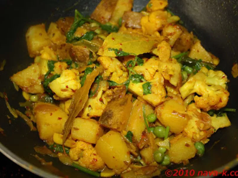 Aloo Gobi (Potatoes, Cauliflower & Green Peas Veges) - photo 2