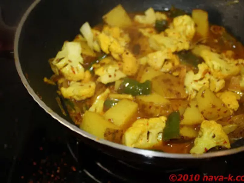 Aloo Gobi (Potatoes, Cauliflower & Green Peas Veges) - photo 3