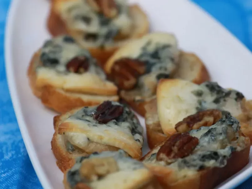 Blue Cheese and Pear Snacks for Wine Lovers