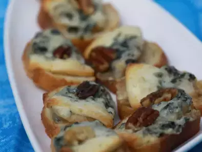 Blue Cheese and Pear Snacks for Wine Lovers