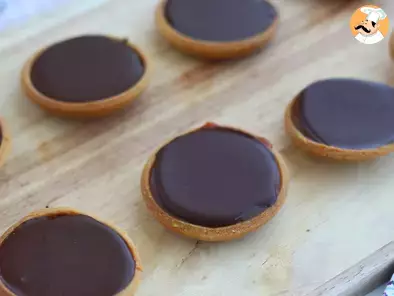 Caramel and chocolate mini tarts - photo 3