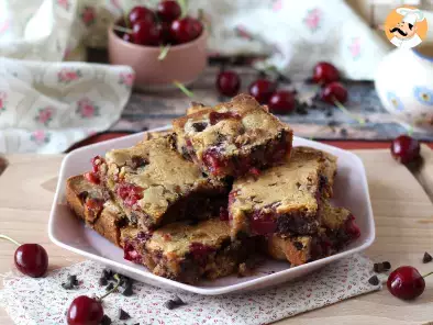 Cherries and chocolate blondie bars, the perfect crunchy and fondant cake