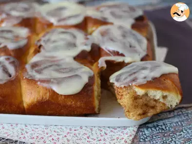 Cinnamon rolls and its vanilla cream cheese frosting - photo 8
