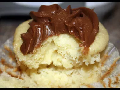 Classic Vanilla Cupcakes with Sri Lanka Buttercream