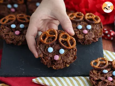 Crunchy chocolate and cereals reindeers - christmas snack