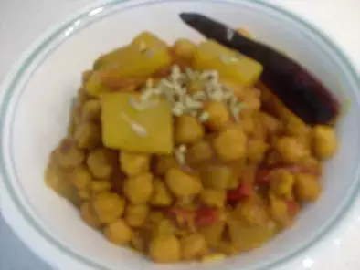Fennel flavored Chickpeas and Bottle Gourd Curry-(Gujarati dudhi-chana nu shaak)