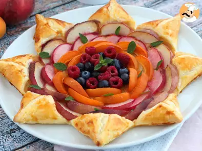 Flaky star tart with fruits