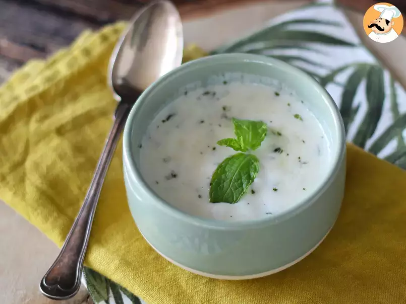 Fresh yogurt sauce with mint and lemon juice, perfect for summer meals!