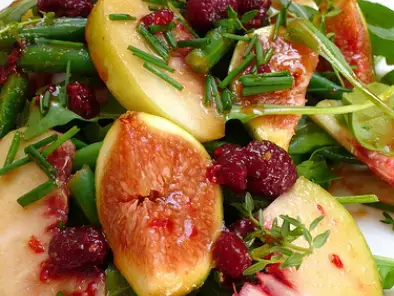 Green bean, rocket, peach and fig salad with a raspberry and balsamic vinegar dressing - photo 2