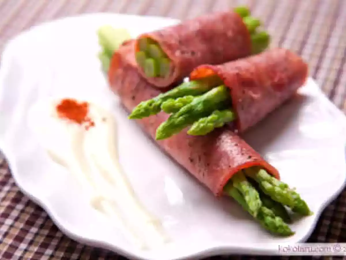Ham & asparagus roll-ups with cheddar cheese sauce