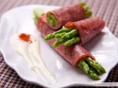 Ham & asparagus roll-ups with cheddar cheese sauce