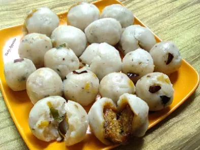 Hot N Sweet Rice Flour Dumplings / Uppu Urundai / Kaara Kozhukattai & Vella Kozhukattai