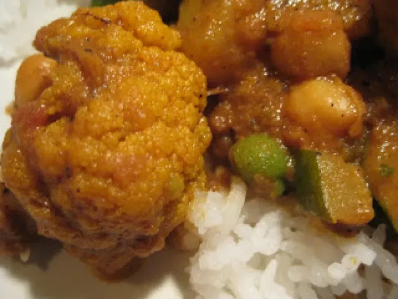 Indian Style Curry - potato, chick pea, zucchini, cauliflower and peas - photo 2