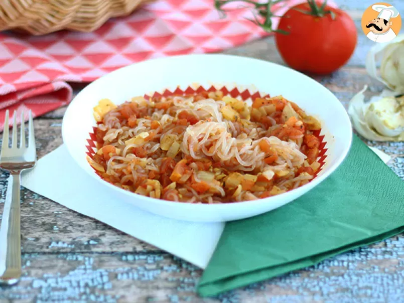 Konjac spaghetti with tomato