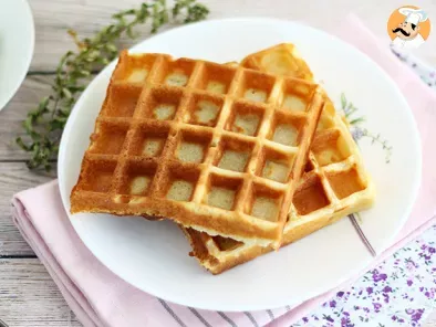 Light and crunchy waffles