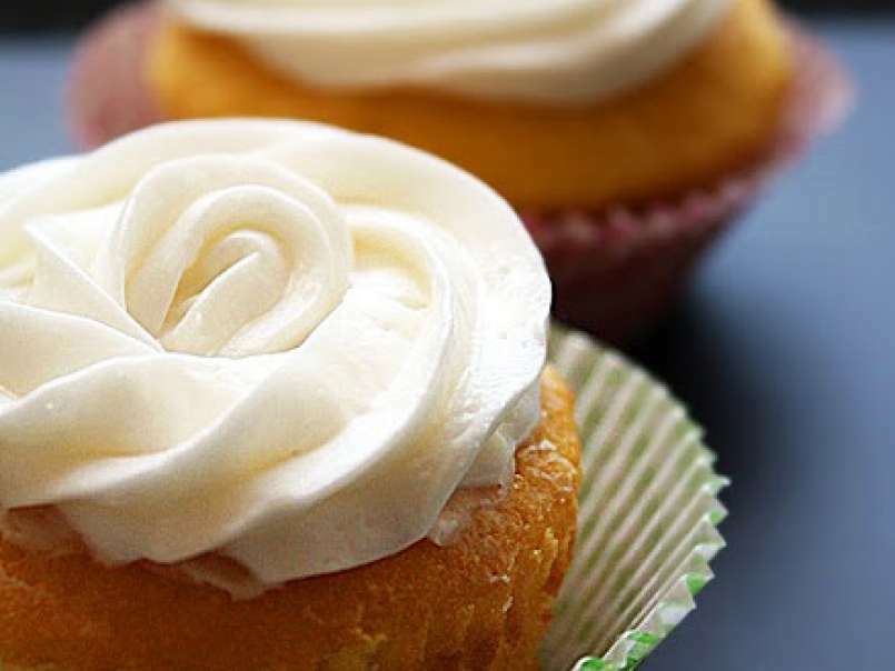 Low-Fat Vanilla Cupcakes and Cream Cheese Icing - photo 2