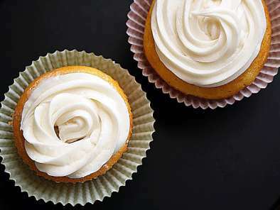 Low-Fat Vanilla Cupcakes and Cream Cheese Icing