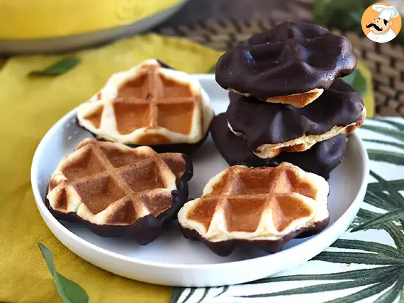 Mini waffles with chocolate