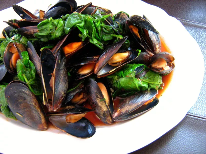 Mussels and Spinach in Tomato Broth - photo 2