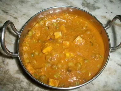 Mutter Paneer (Paneer & Peas cooked in Tangy Tomato Sauce)