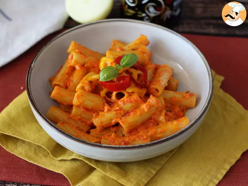 Pasta with peppers and fresh cheese, the best pasta dish for summer days