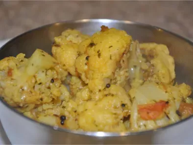 Phool Gobhi aur Kasoori Methi Ki Sabzi (Cauliflower Curry with Dry Fenugreek Leaves)